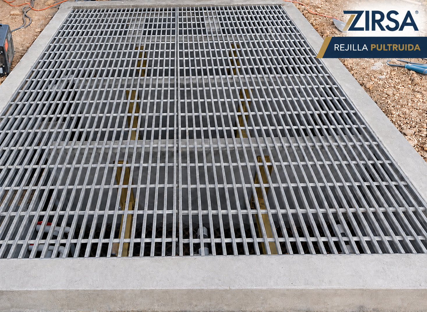 Rejillas Pultruidas con perfiles longitudinales en instalación industrial